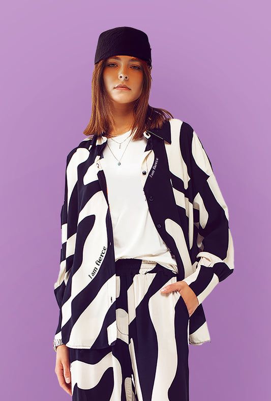 I AM FIERCE - Oversized Shirt In Black & White Abstract Print